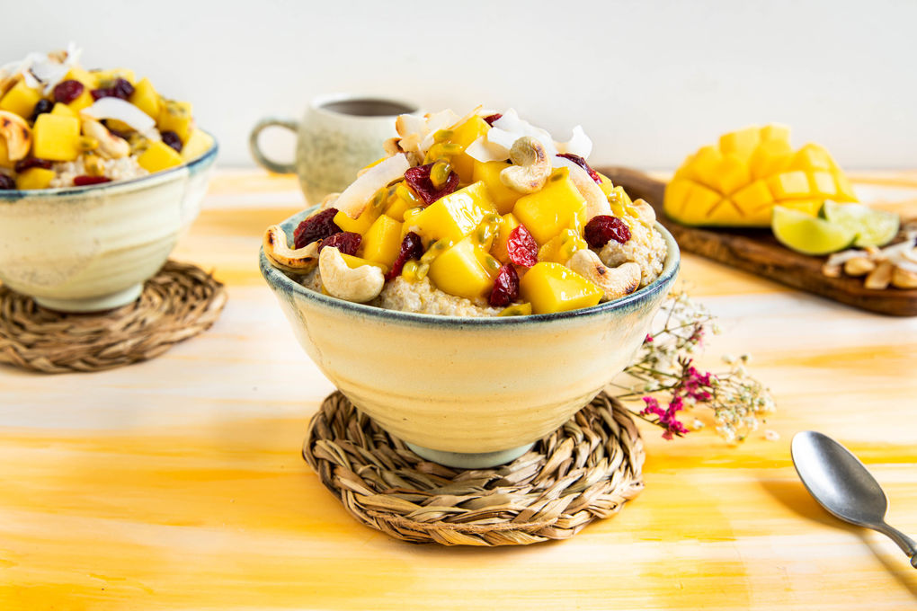 Kokos-Quinoa-Porridge mit Mango mit Passionsfrucht und gerösteten Cashews