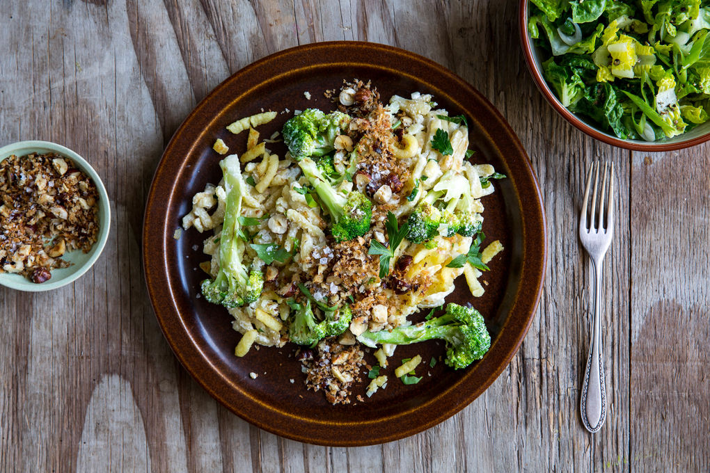Gebratene Spätzle mit Brokkoli und knackigem Salat