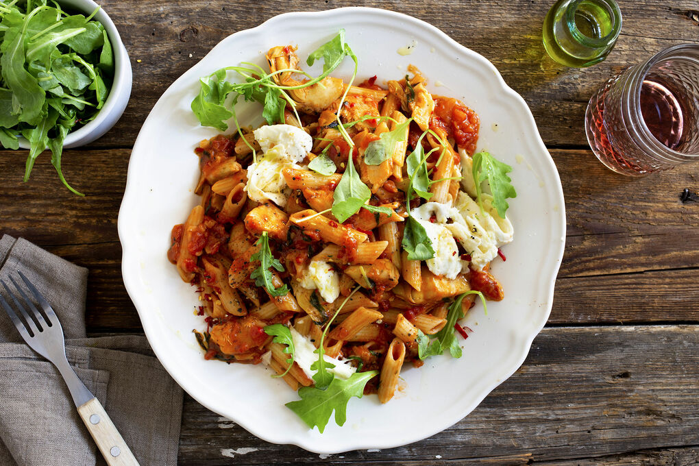 Penne all'arrabbiata mit Artischocken und Mozzarella