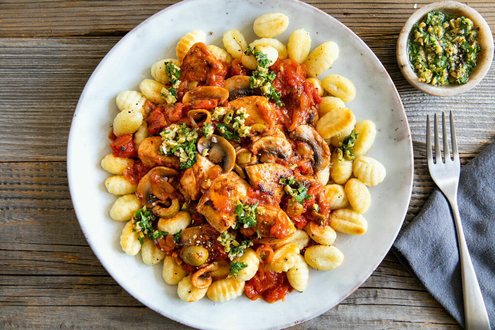 Pollo alla cacciatora mit Gnocchi und Oliven-Gremolata